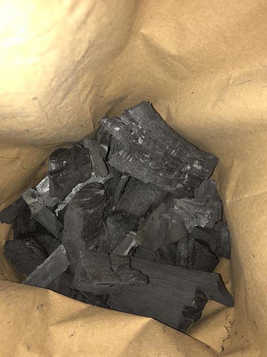 Деревне вугілля в паперових мішках