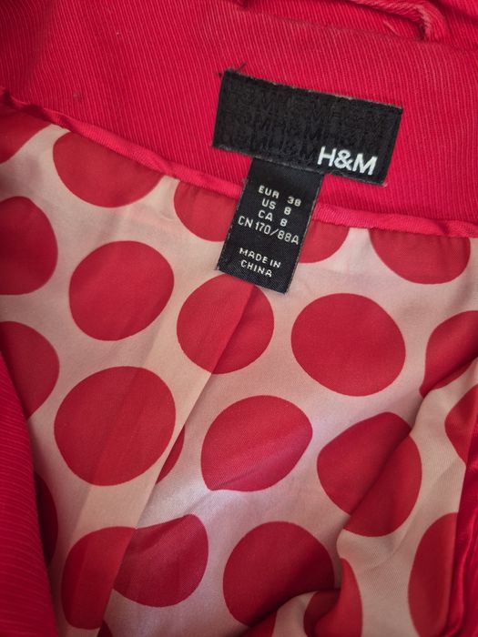 Klasyczny czerwony płaszcz z kołnierzem H&M 38