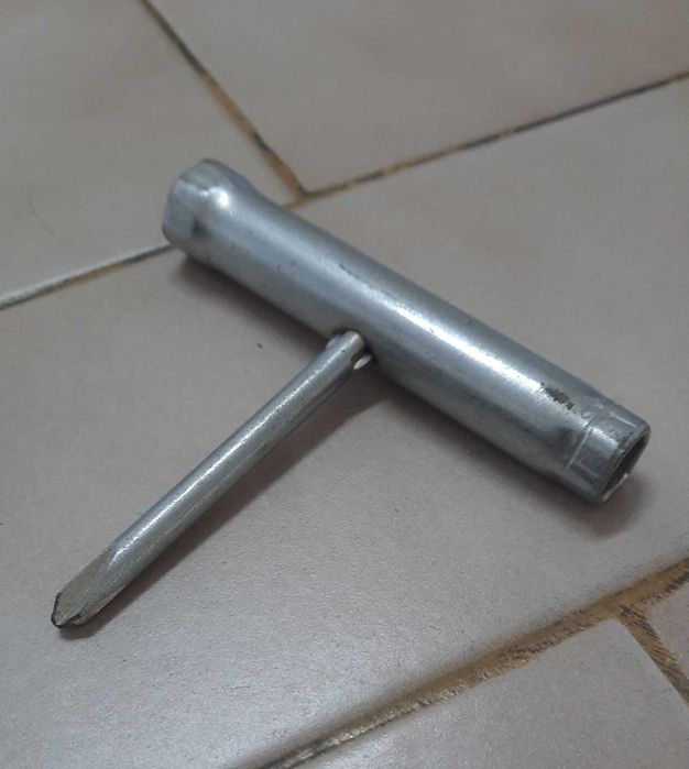 Chave tubular em T e ponta Philips