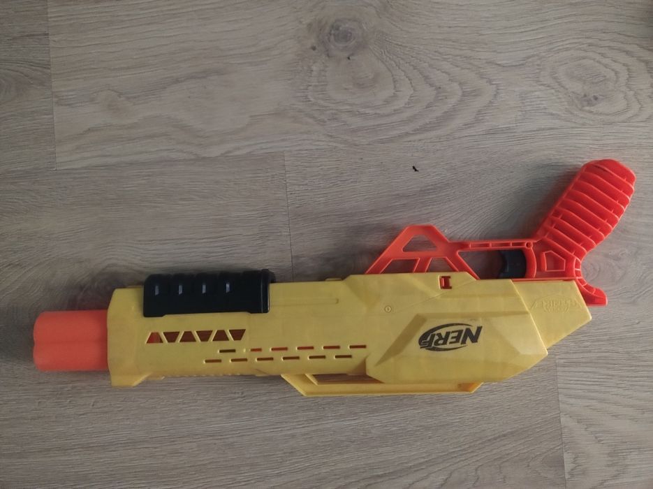 Nerf alpha strik na dwie strzałki