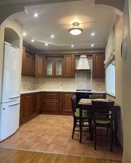 Сдается 3-х к. сталинка студия с капремонтом для семьи, ул. Брюллова