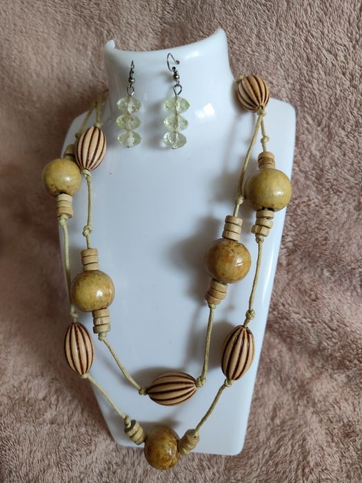 Zestaw biżuterii damskiej z kolczykami.