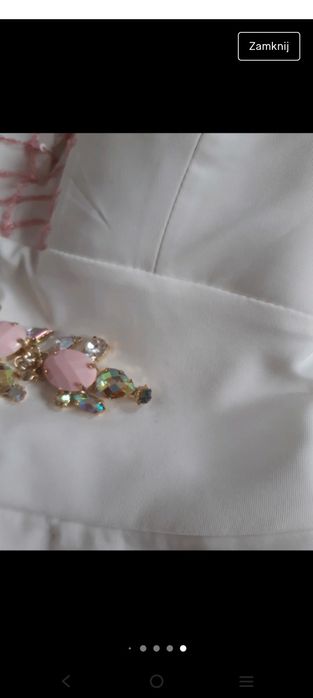 Sukienka z różową baskinką