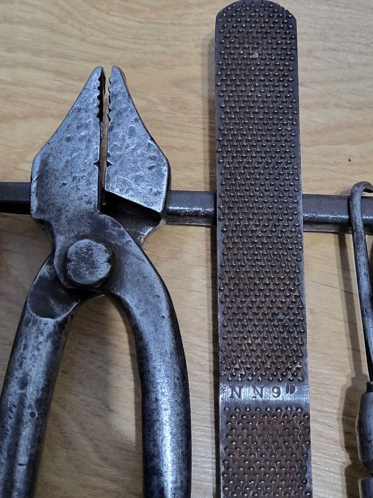 Stare narzędzia szewskie szpilar szydło raszpla cęgi