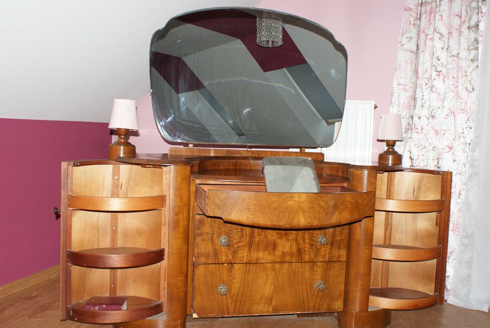 Stara  duża piękna toaletka.