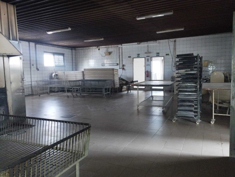 Armazém Espaçoso com Padaria Equipada e Casa de Habitação