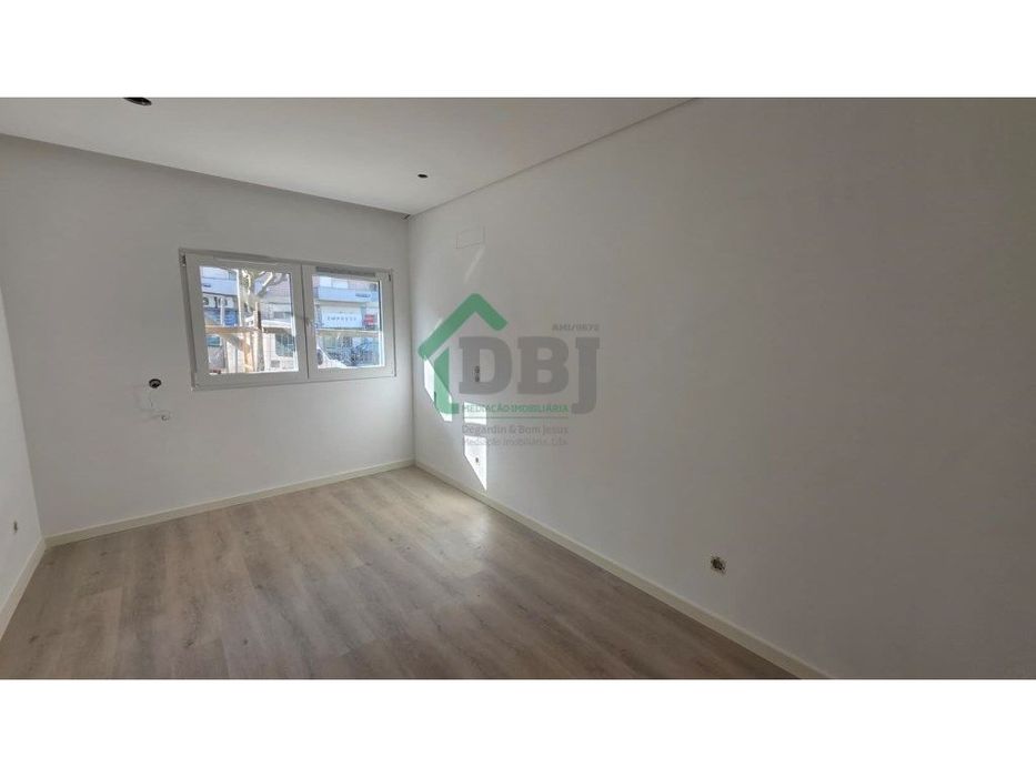 T1 Novo - condomínio c/piscina!