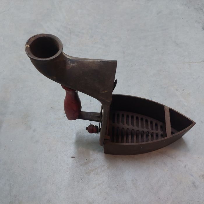 Antigo ferro de engomar.