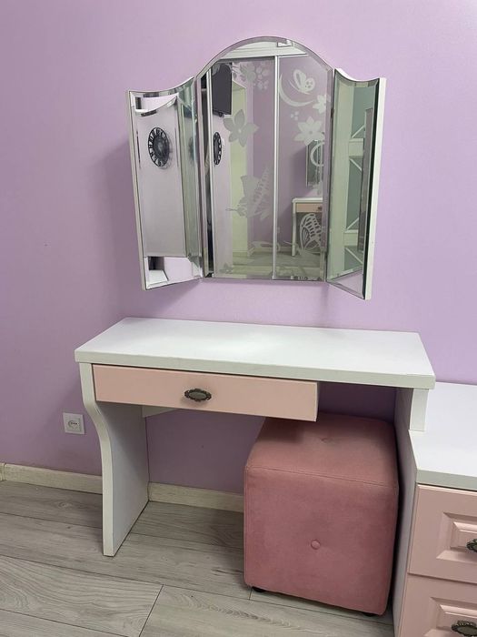 Спальный Гарнітур.Ліжко, Стіл,тумпа, Дзеркало, поличка, пуфік