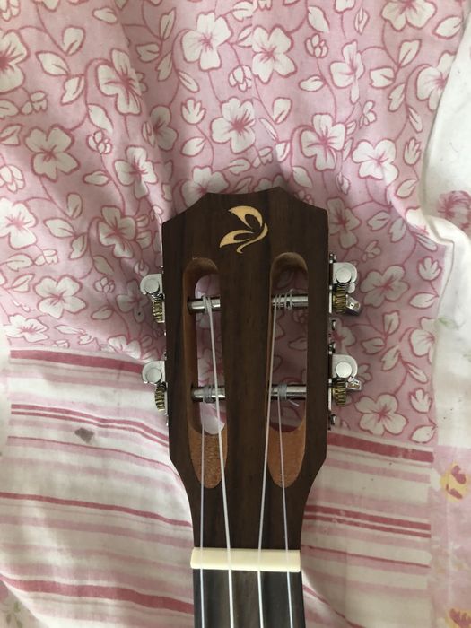 Ukulele z naglośnieniem, recznie robione