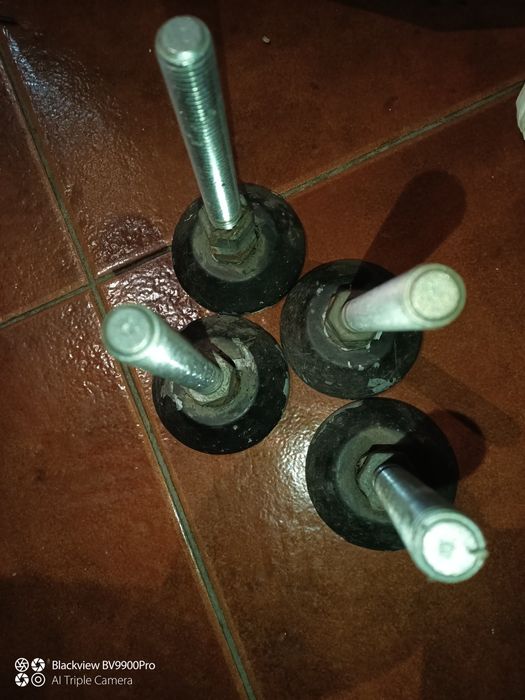 Quatro pernas pode ser para armário para bancada ou outros fins