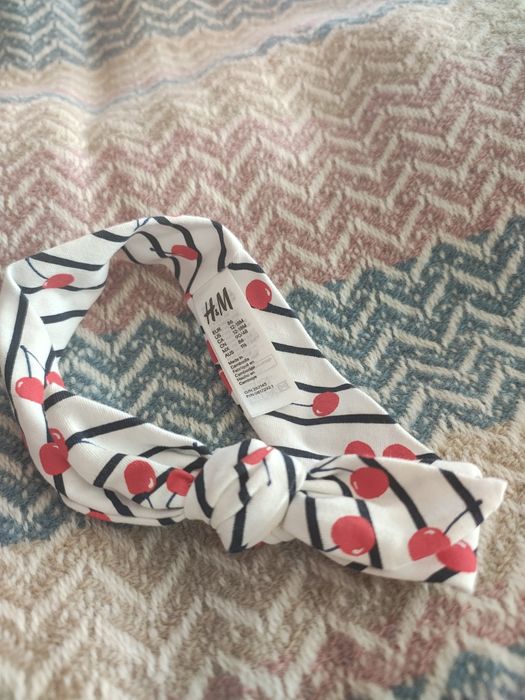 Opaska na głowę we wisienki