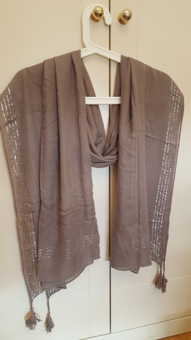 Echarpe castanha com fios prateado brilhante