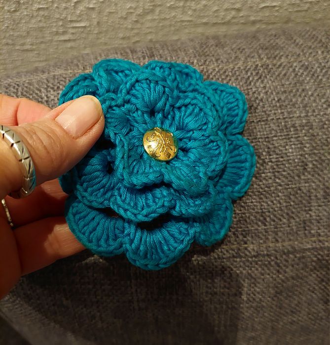 Turkusowa broszka kwiat że złotym środkiem hand made vintage oldschool