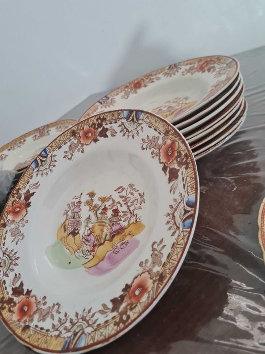 Conjunto de 20 pratos em louça antigos