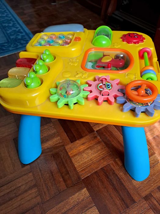 Mesa de atividades para criança pequena