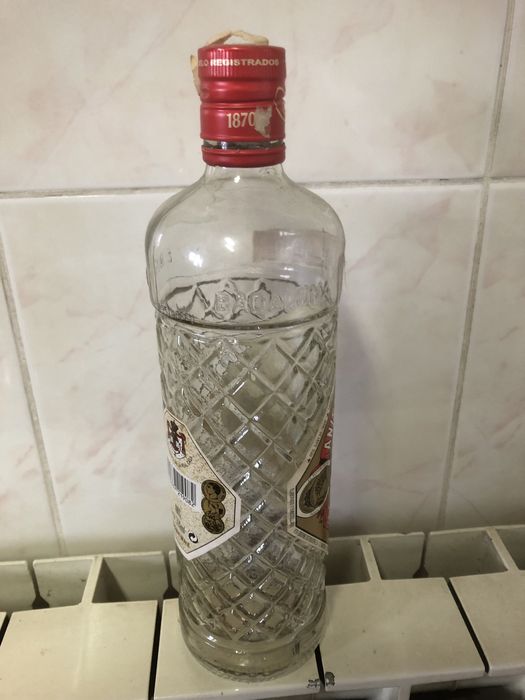 Garrafas vazias de gin e outras