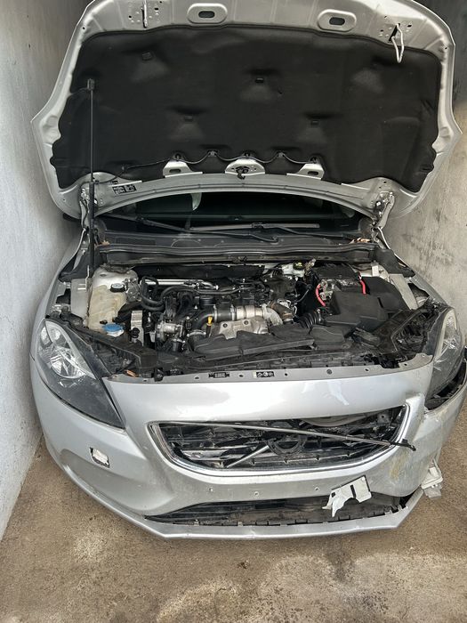 Volvo v40  acidentado