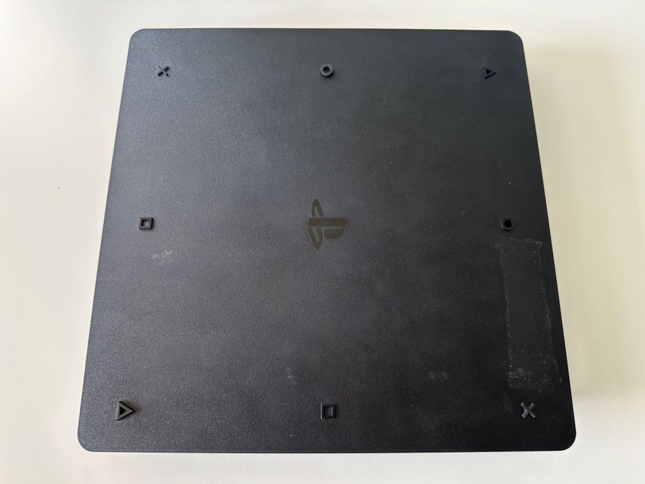 Consola PlayStation PS4 Slim 1TB com Comando e 2 Jogos