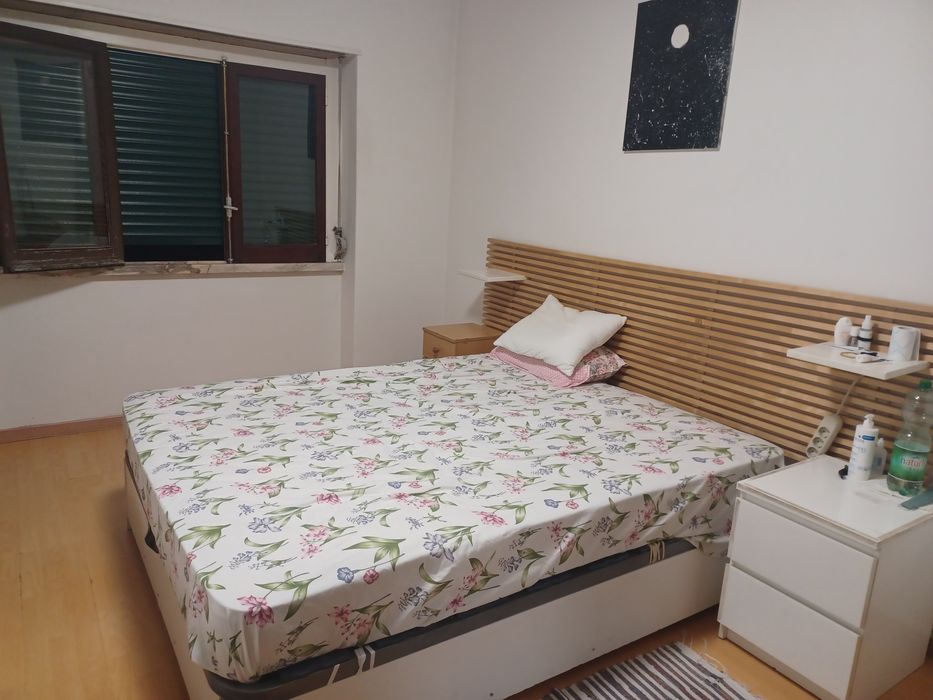 Quarto Casal próximo da estação