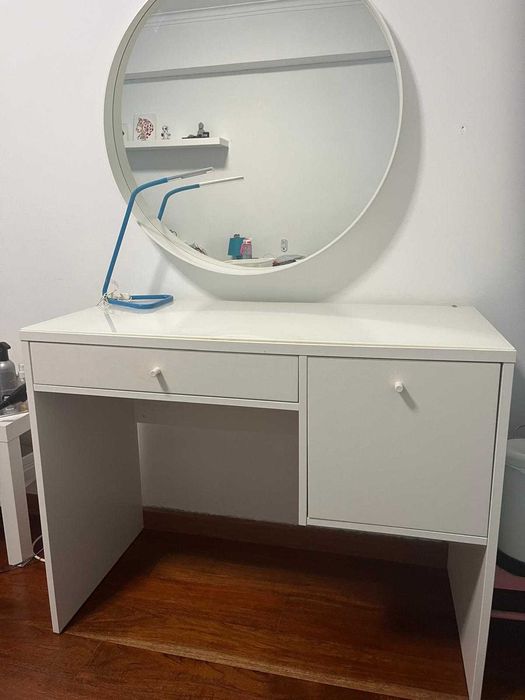 Toucador branco com gaveta forrada e tampo em vidro branco