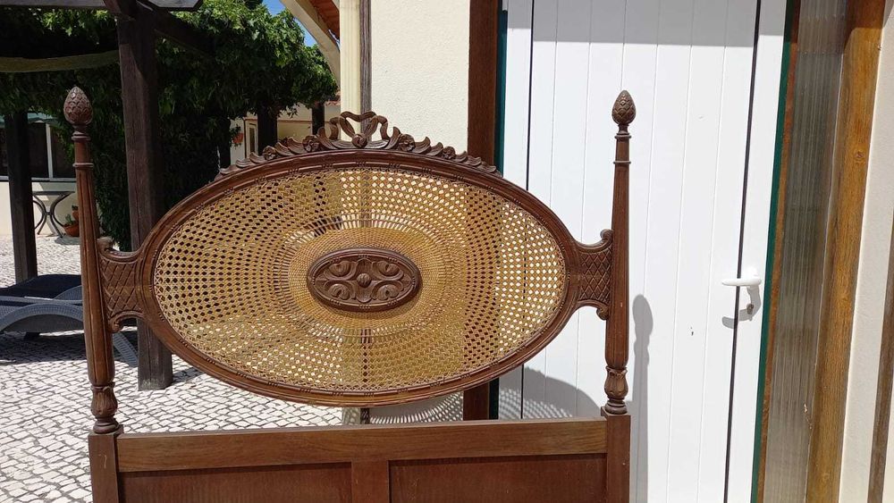 cama de casal antiga em excelente estado com colchão