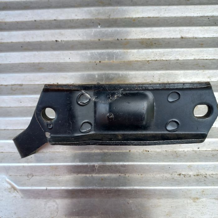 Кронштейн переднего амортизатора