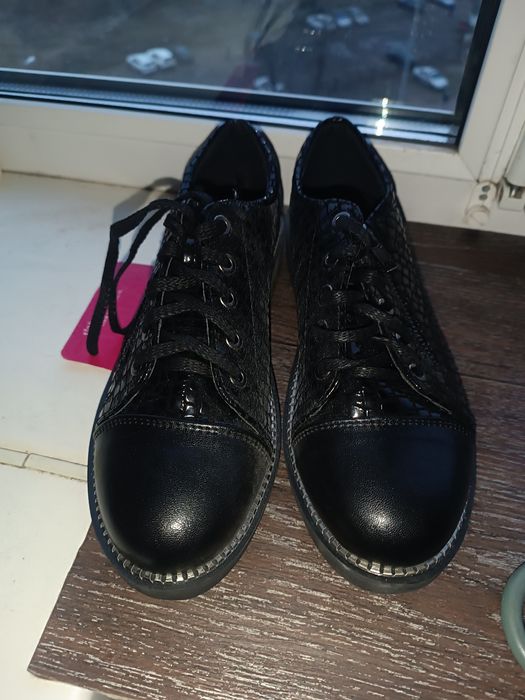 чорні жіночі туфлі-оксфорди
