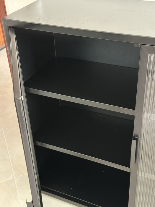 Móvel preto de chapa CASA