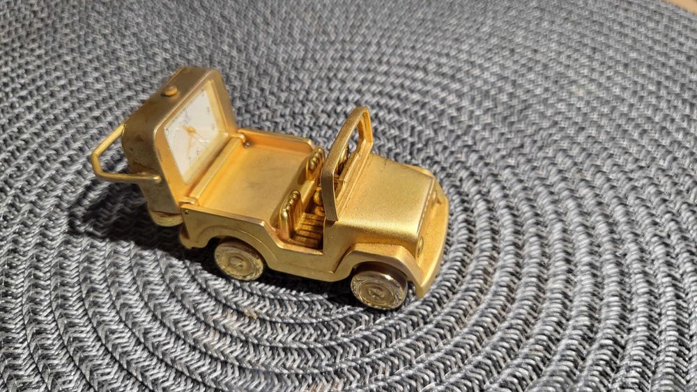 Zegar stołowy w kształcie złotego samochodu (QUARTZ Japan Movt.)