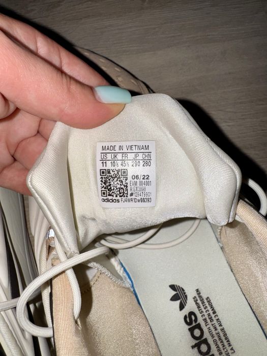 Продам кросівки Adidas Ozelia