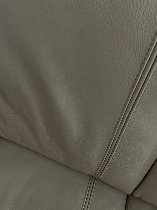 2 sofás em pele beje e madeira