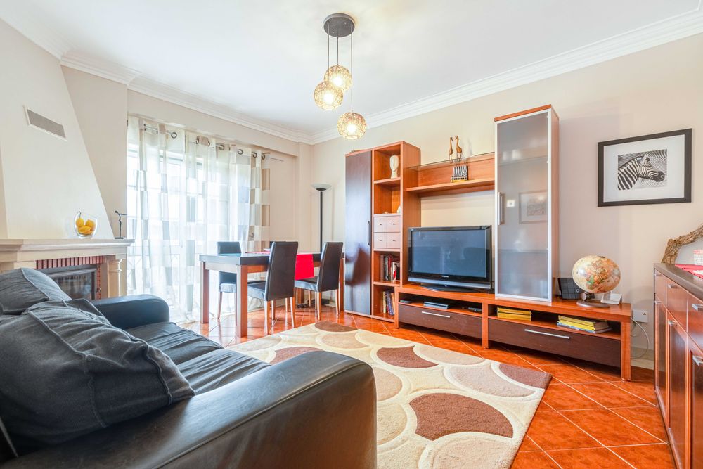 Mesa de sala em pinho com 4 cadeiras. Extensível 3m. Acess. incluídos