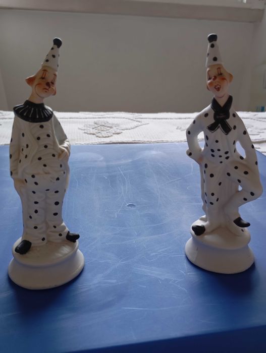 Estatuetas em porcelana, mármore e marfinite.