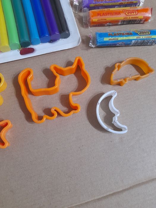 Conjunto de barras de plasticina e moldes