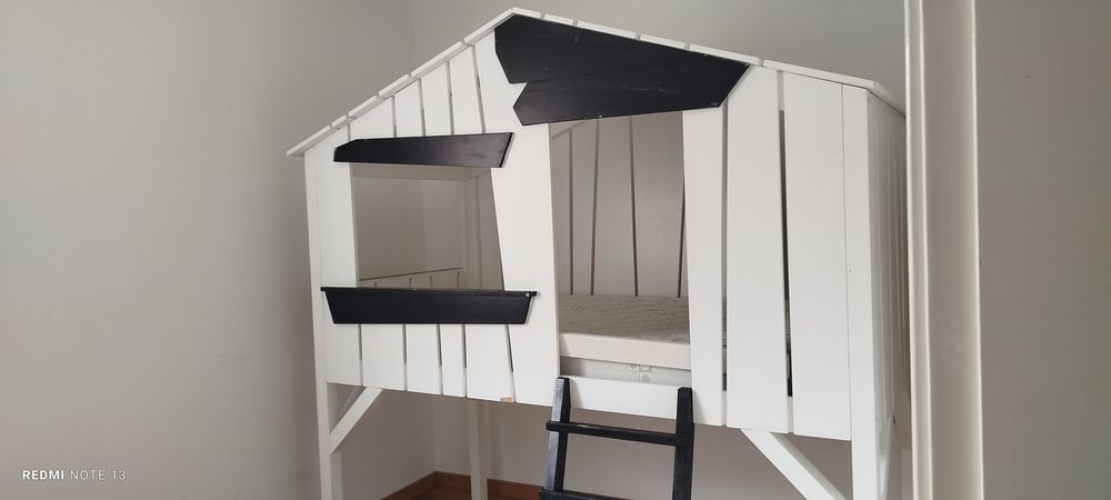 Cama/casa de criança com colchão sem manchas