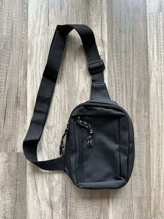 Czarna torba saszetka