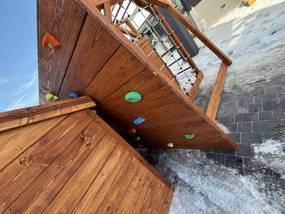 Drewniany plac zabaw nowy huśtawki ścianka domek