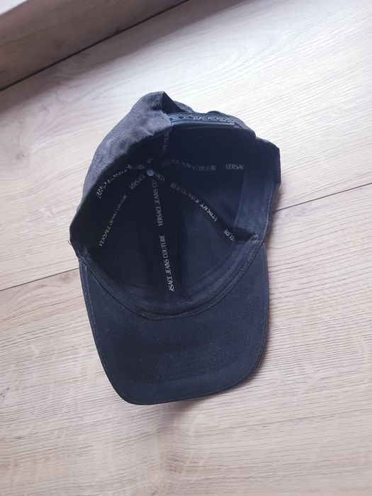 Czapka męska z daszkiem marki Versace Jeans Couture.