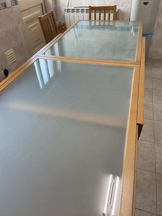 Mesa de jantar e cadeiras