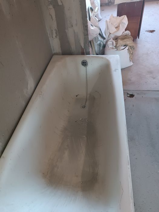 Ванна чавунна на ніжках.