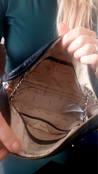 Piękna pikowana  listonoszka Guess oryginalna