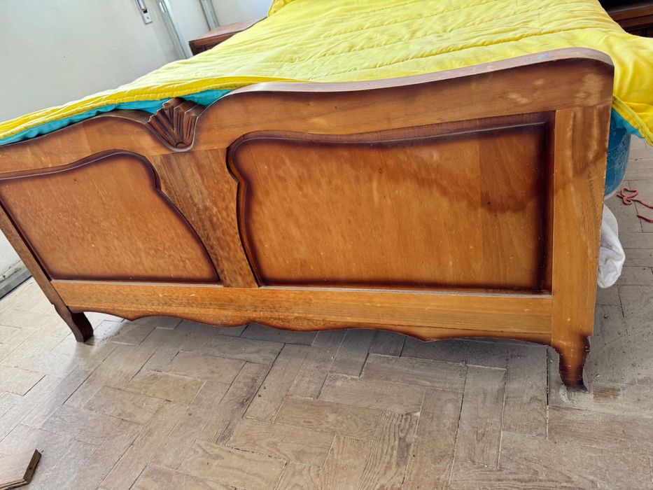 Cama em Madeira Maciça + 2 Mesinhas de Cabeceira