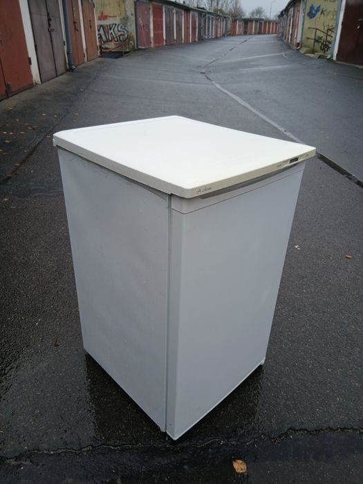 Mała lodówka z  zamrażalnikiem energooszczędna w bardzo dobrym stanie.