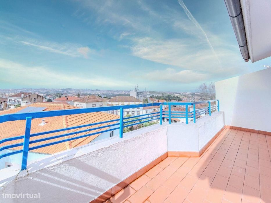 Apartamento T2 duplex com aproveitamento de sotão, varandas e Box fech