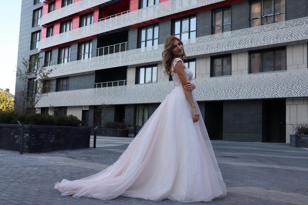 Свадебное платье с шлейфом 42р. S