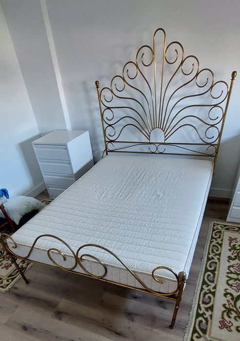 Linda cama de casal latão dourado