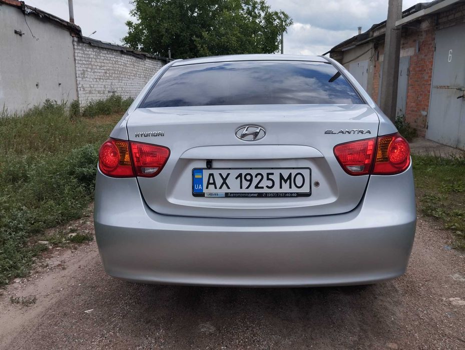 Продам  официальный Хюндай Элантра - 1,6 автомат