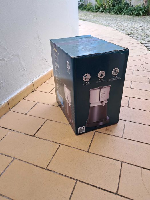 Espremedor de citrinos. Máquina de sumo.