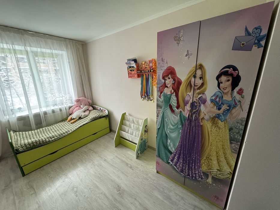 Меблі у дитячу  кімнату  , ліжко , шафа, підставка для книжок